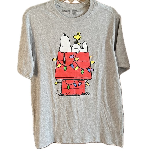 Peanuts Tops - NWOT PEANUT SNOOPY CHRISTMAS T-Shirt - Size: SMALL